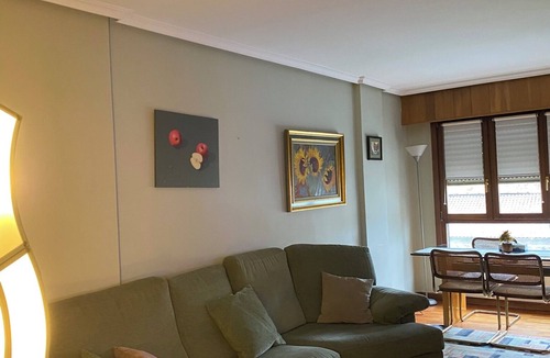 Zumarraga Apartment | Centrally located 3 bedroom apartment with balcony, facing the church of Zumarraga.