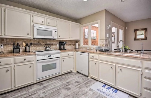 Lubbock House | Centrally Located 3BR/2BA Townhome, Cozy Fireplace, Smart TVs & Wi-fi Retreat!