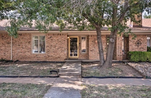 Lubbock House | Centrally Located 3BR/2BA Townhome, Cozy Fireplace, Smart TVs & Wi-fi Retreat!