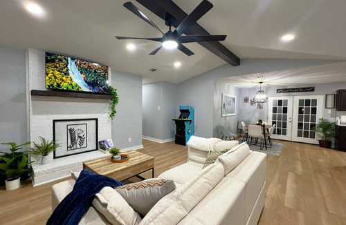 Hewitt House | Centrally located - 3BR/2Ba House - Close to Downtown Waco-