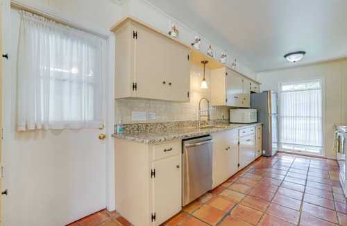 North San Antonio - SAT House | CENTRALLY LOCATED - 4 BR, 3 bath, POOL, JACUZZI, PUTTING GREEN, CLOSE TO AIRPORT