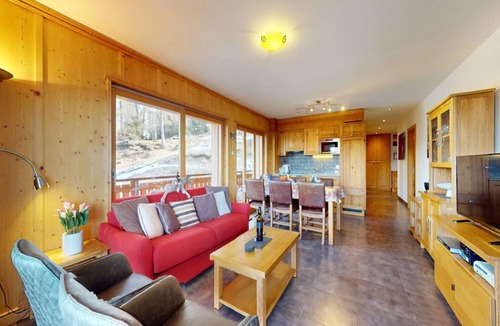 Salins Apartment | Centrally-located apartment for 6