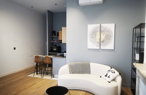 Carmes Apartment | Centrally-located apartment, combining modern comforts with old-world charm