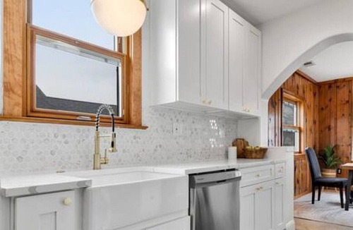 Arlington House | Centrally Located Arlington Bungalow