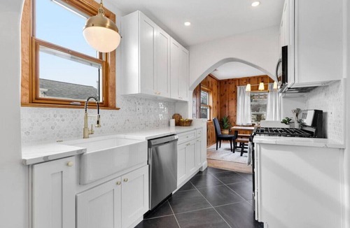Arlington House | Centrally Located Arlington Bungalow
