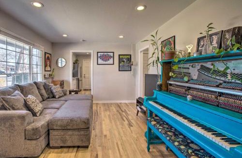 Delmar Parkway House | Centrally Located Aurora Home w/Covered Patio