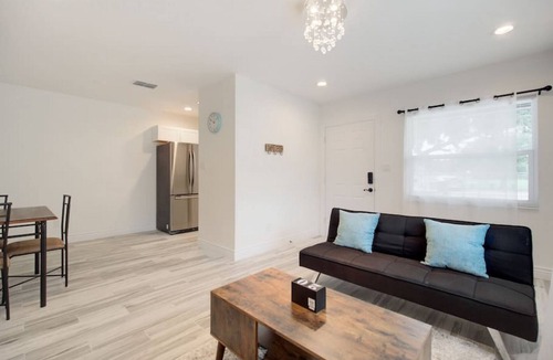 Ballast Point Apartment | Centrally Located Bayshore Home
