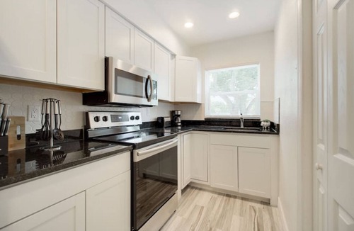 Ballast Point Apartment | Centrally Located Bayshore Home