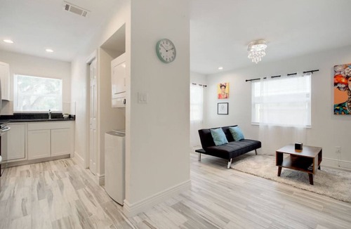 Ballast Point Apartment | Centrally Located Bayshore Home