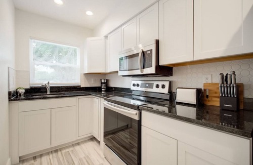 Ballast Point Apartment | Centrally Located Bayshore Home