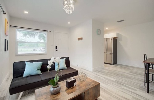 Ballast Point Apartment | Centrally Located Bayshore Home