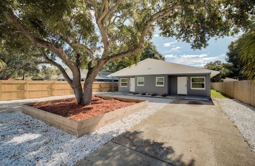 Ballast Point Apartment | Centrally Located Bayshore Home