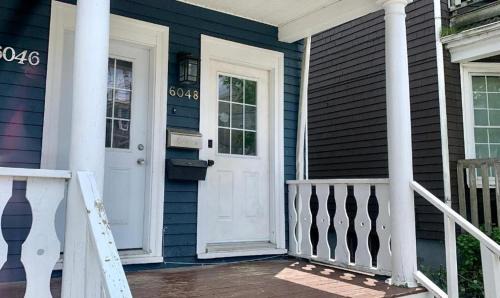 North End Hostel | Centrally Located Blue House