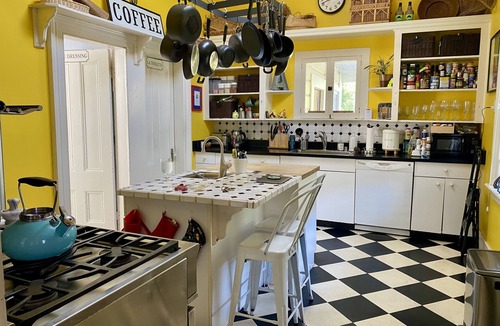 San Rafael House | Centrally located charming Victorian