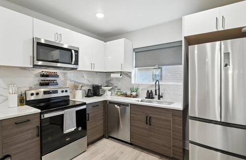 Old East Dallas Apartment | Centrally Located Cheerful 1BD/1BA Apt (Sleeps 2)