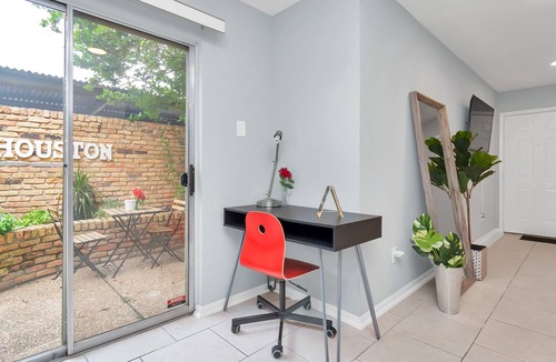 Greenway Plaza-Upper Kirby Condo | Centrally-Located Condo With Outdoor Space & Fully Stocked Kitchen