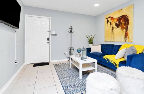 Greenway Plaza-Upper Kirby Condo | Centrally-Located Condo With Outdoor Space & Fully Stocked Kitchen