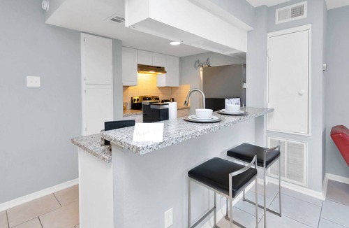 Greenway Plaza-Upper Kirby Condo | Centrally-Located Condo With Outdoor Space & Fully Stocked Kitchen