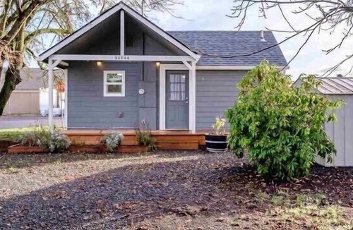 Shedd House | Centrally Located, Cozy Cottage