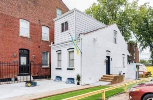 Airport Township House | Centrally located duplex in vibrant St. Louis