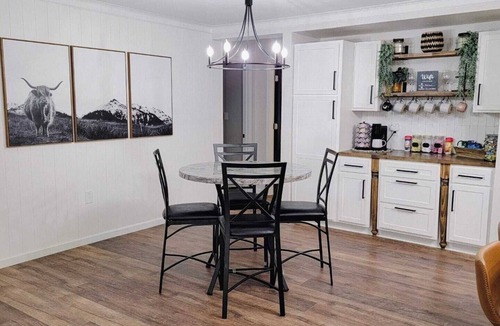 Brownwood House | Centrally located family retreat
