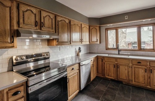 Roscoe House | Centrally Located Five Bedroom House! Steps from Golf, Restaurant, and Bar!