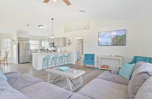 Pelican House | Centrally Located, Fully Stocked, Dog Friendly, 3 King beds, Lanai & Grill!