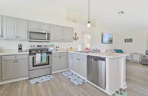 Pelican House | Centrally Located, Fully Stocked, Dog Friendly, 3 King beds, Lanai & Grill!