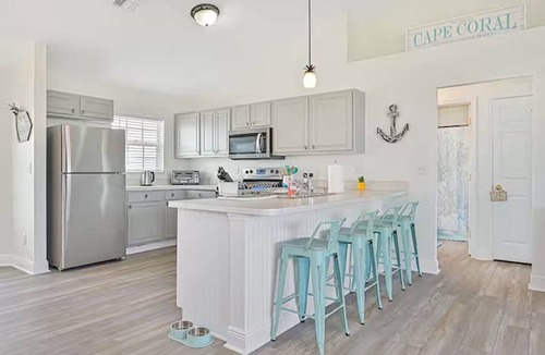 Pelican House | Centrally Located, Fully Stocked, Dog Friendly, 3 King beds, Lanai & Grill!