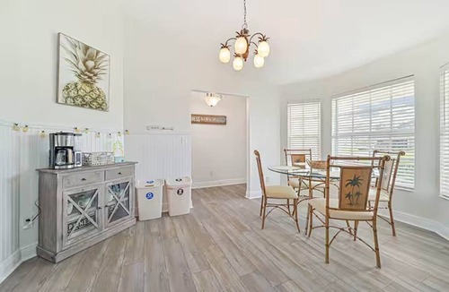 Pelican House | Centrally Located, Fully Stocked, Dog Friendly, 3 King beds, Lanai & Grill!