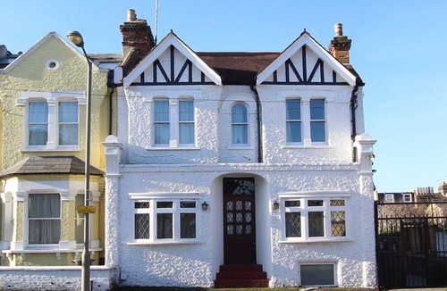 Shaftesbury Apartment | Centrally located Garden Flat