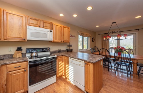 Thayerville House | Centrally Located Gem w/4 Master Suites & Hot Tub