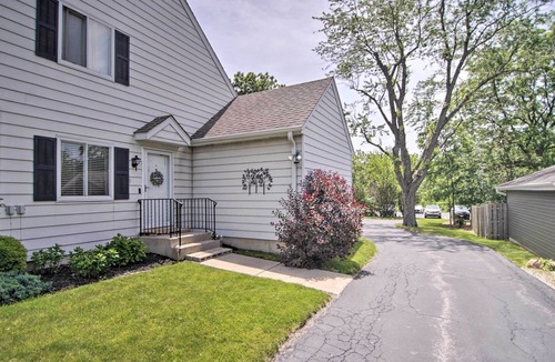 Gurnee House | Centrally Located Gurnee Townhome w/ Deck!