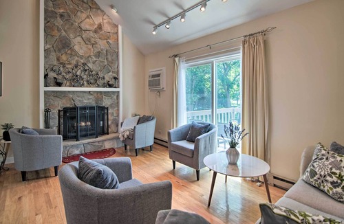 Gurnee House | Centrally Located Gurnee Townhome w/ Deck!