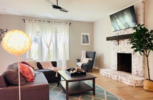 Midtown Villa | Centrally Located House in high-end neighborhood