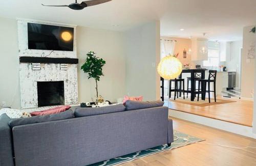 Midtown Villa | Centrally Located House in high-end neighborhood