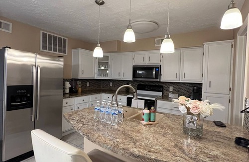 Northeast Houston House | Centrally located Houston Retreat! Sleeps 8, 10 Min to Downtown, Free Parking!