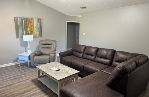 Cabot House | Centrally located in Cabot