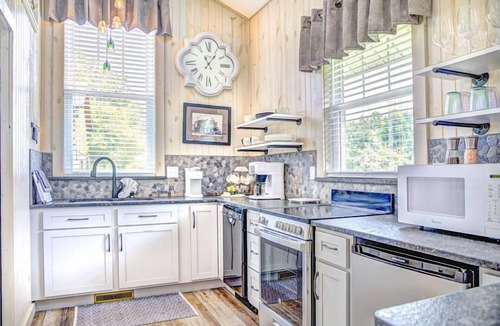 Logan Cottage | Centrally located in the heart of Hocking Hills, minutes from hiking & shopping