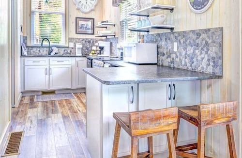 Logan Cottage | Centrally located in the heart of Hocking Hills, minutes from hiking & shopping