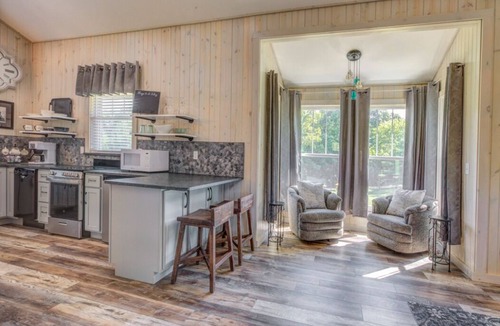 Logan Cottage | Centrally located in the heart of Hocking Hills, minutes from hiking & shopping