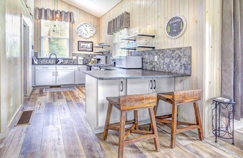 Logan Cottage | Centrally located in the heart of Hocking Hills, minutes from hiking & shopping