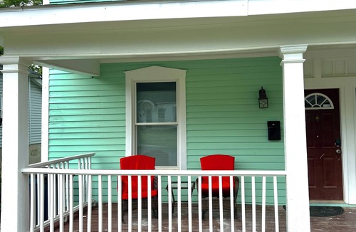 East Durham House | Centrally located + King Bd + 2 full ba + 75" TV + private parking.