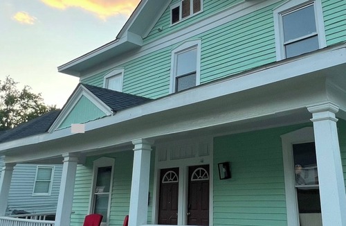 East Durham House | Centrally located + King Bd + 2 full ba + 75" TV + private parking.