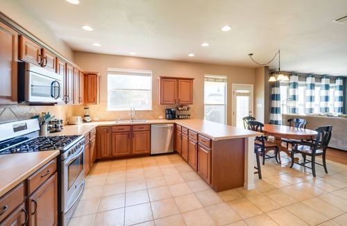 Kyle House | Centrally Located Kyle Home: Walk to Pool & Park!
