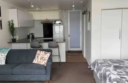 Mount Eden Apartment | Centrally Located Light-filled Studio w/Parking