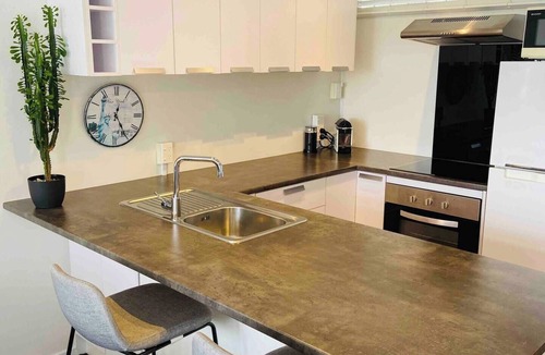 Mount Eden Apartment | Centrally Located Light-filled Studio w/Parking