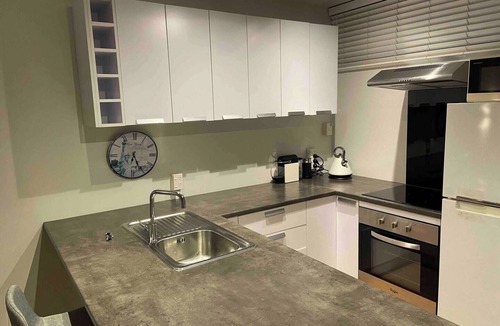 Mount Eden Apartment | Centrally Located Light-filled Studio w/Parking