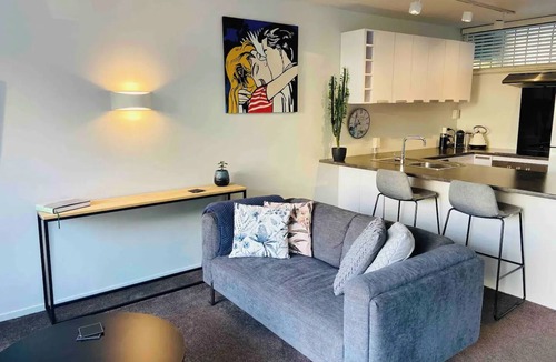 Mount Eden Apartment | Centrally Located Light-filled Studio w/Parking