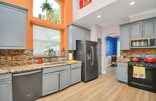 Addicks House | Centrally located Luxury Home Big Backyard 800 Mbps WiFi 10 Med Center Top golf